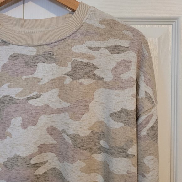 ๐ Old Navy Camo Sweatshirt - Picture 3 of 6